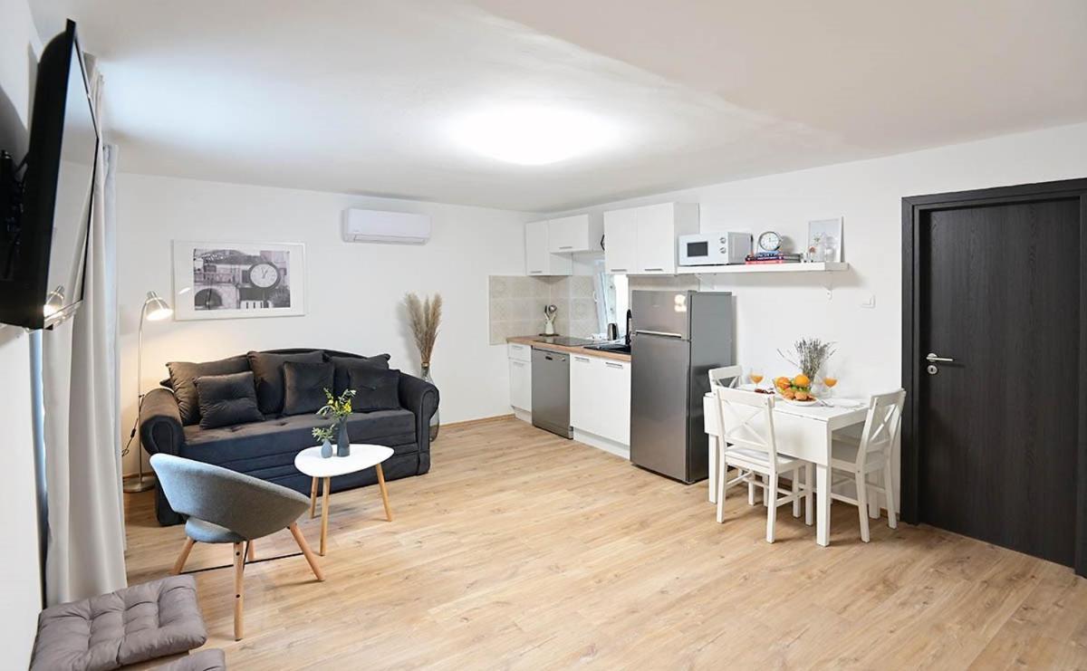 Apartment D & Studio L Dobrinj 외부 사진