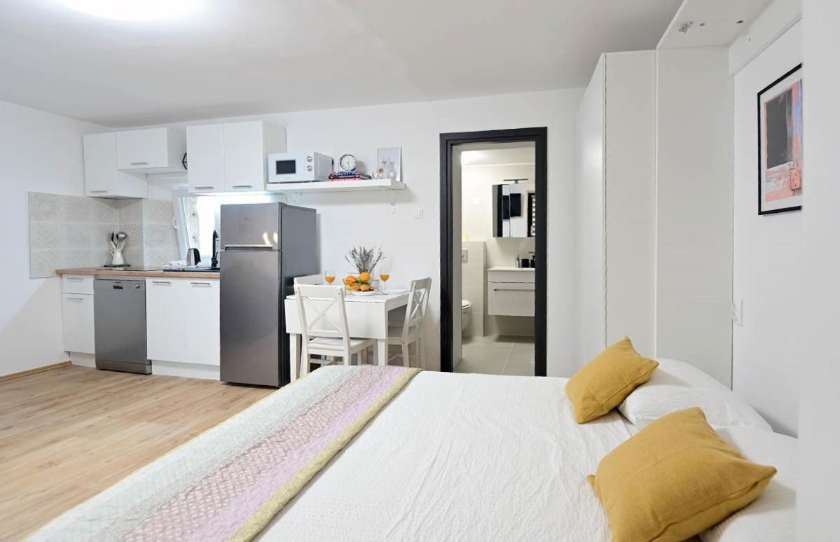 Apartment D & Studio L Dobrinj 외부 사진